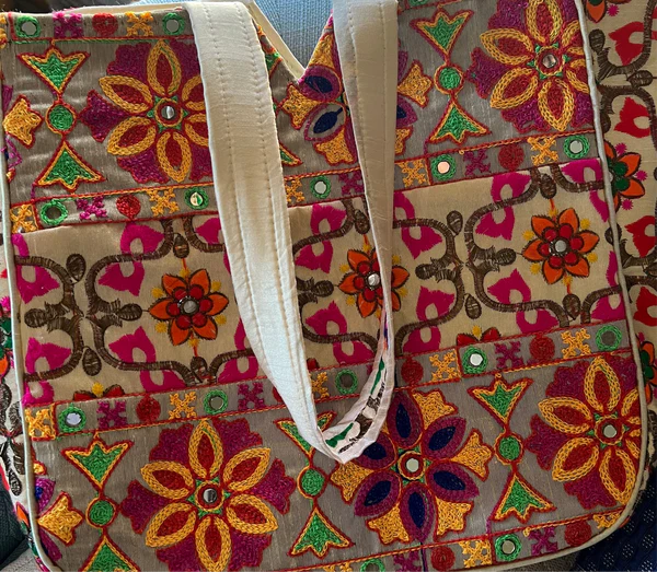 Embroidered travel bag for ladies